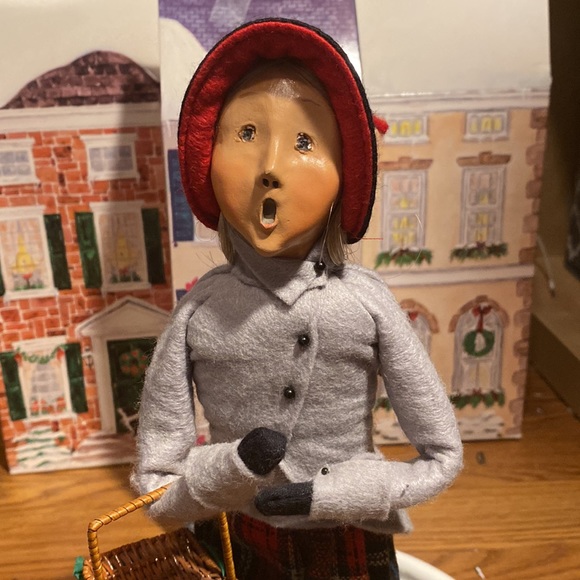Byers Choice Carolers - Woman holding basket - Picture 4 of 12
